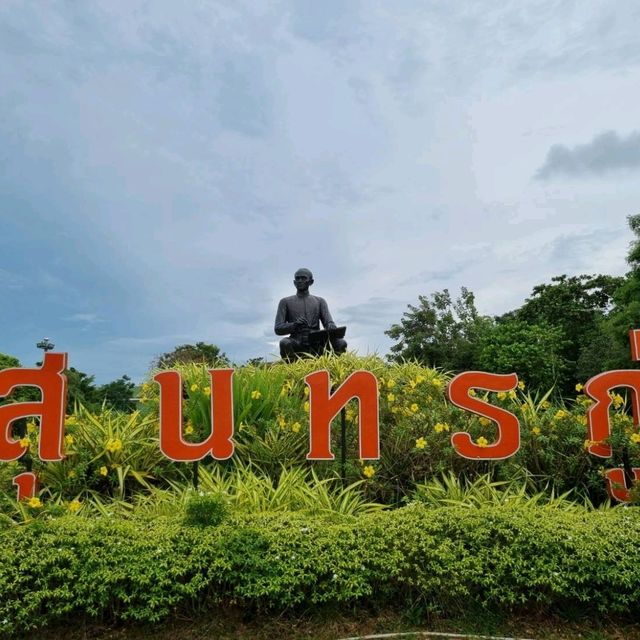 🌟อนุสาวรีย์สุนทรภู่ กวีเอกของไทย🌟