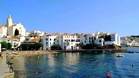 Cadaqués ตั้งอยู่ในใจกลางคาบสมุทร Cap de Creus และเป็นหนึ่งในเมืองที่เป็นตัวแทนมากที่สุดบน Costa Brava ในเมือง Girona — traveler post in Cadaques