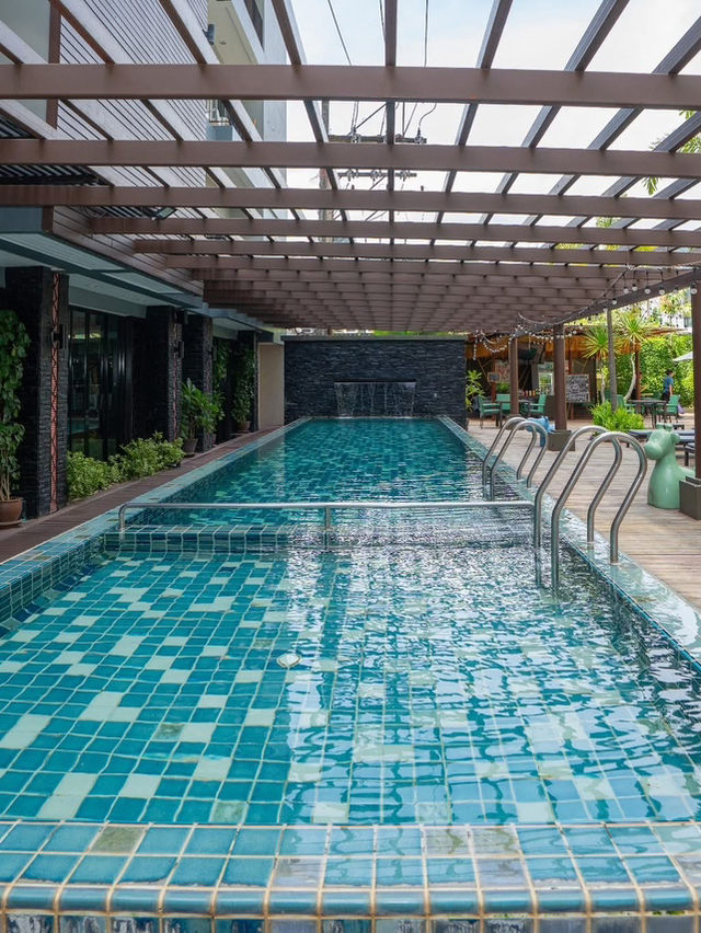 พักผ่อนสบายใจกลางป่าตอง ที่ Andakira Hotel Phuket