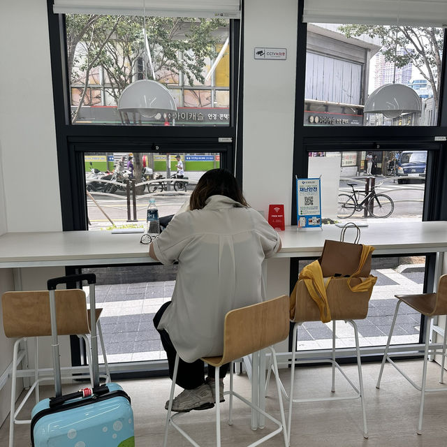 韓國大邱|中央路東城路觀光案內所-旅人專屬休憩空間、免費行李寄放、旅遊諮詢、茶水與充電供應。 韓國大邱|中央路東城路觀光案內所-旅人專屬休憩空間、免費行李寄放、旅遊諮詢、茶水與充電供應。