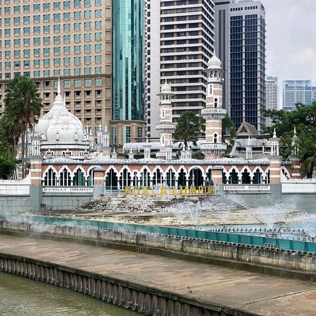 Jamek Sultan Abdul Samad Mosque is one of the historical places in Kuala Lumpur Malaysia. This place is one of the interesting tourist destinations to visit.