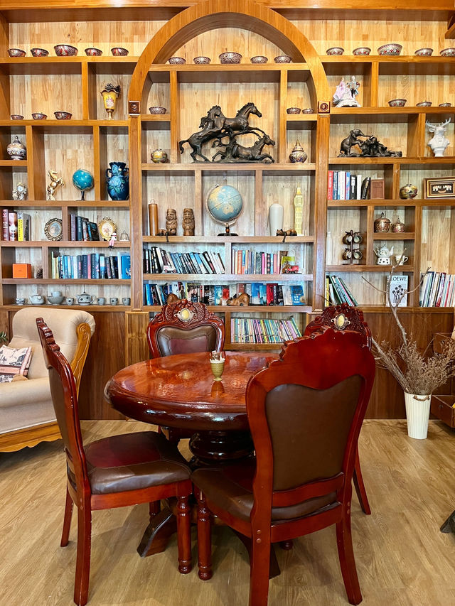 คาเฟ่ Pet friendly หัวหิน ขนมเครื่องดื่มอร่อย 📚🕰️