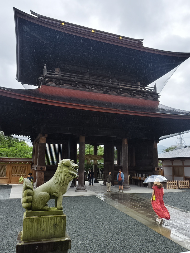鎮座2500年！風雨の中を歩いて訪れた阿蘇神社のしっとりとしたロマン