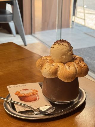 A Macau Cafe Putting a Whole Apple in Your Drink?! 🍎