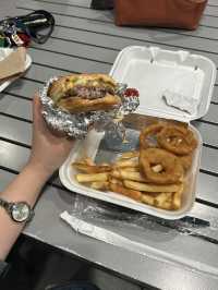 【アメリカ南部グルメ】Cook Outでボリューム満点の激安バーガーを！🍔 