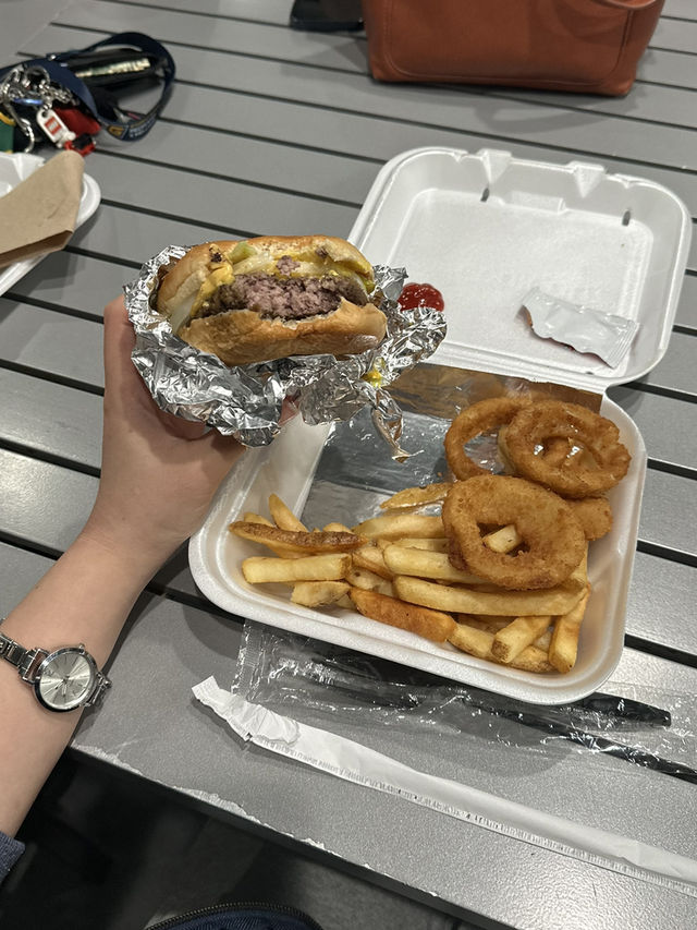 【アメリカ南部グルメ】Cook Outでボリューム満点の激安バーガーを！🍔 