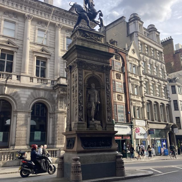 Walking from Bank Station to China Town