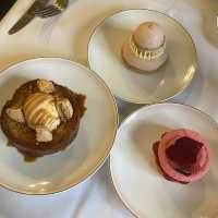 シャンゼリゼ通りのラデュレでランチ！
