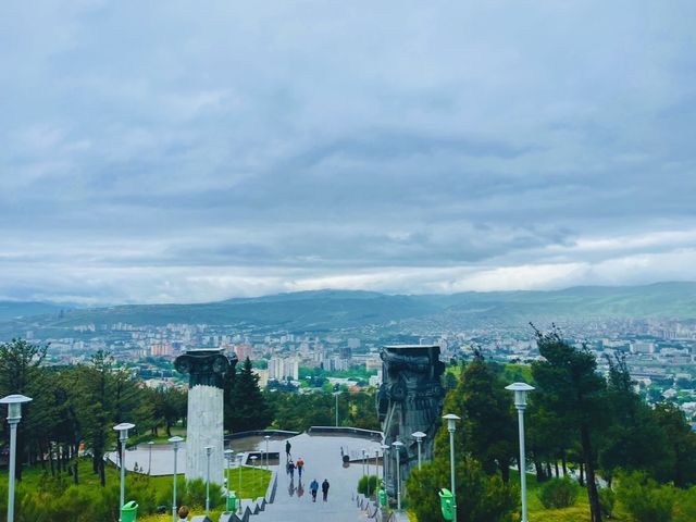 【ジョージア🇬🇪/黒く巨大なモニュメント『ジョージアのクロニクル 』】