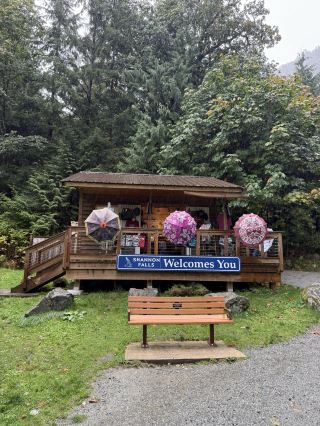 🇨🇦 海天公路一日遊 
霧雨中的加拿大 最後迎來放晴驚喜 🌲🚐
今天參加了中文包車一日遊
一路沿著加拿大最美公路之一的 Sea to Sky Highway 海天公路 前進 🇨🇦
雖然今天一路下著雨 少了一點藍天白雲的美景 🌧️
但包車真的舒服很多 不用自己開山路 不用研究交通 一路有人介紹景點 想拍照就拍照 📸
BC省第三高的瀑布 💦
雨天反而讓水量更加壯觀
還沒走近就能聽見瀑布轟隆隆的水聲
搭配山林霧氣 超像電影場景 🌲
📍地點
Shannon Falls Provincial Park

https://maps.app.goo.gl/TJkRtWmEsLvGCQFo6?g_st=ic

沿著森林步道慢慢走 十幾分鐘就能抵達觀景台 🌿
70公尺高的瀑布直接衝進峽谷
站在木棧道往下看真的超震撼
雨後的森林空氣也特別舒服 🍃
📍地點
Brandywine Falls Provincial Park

https://maps.app.goo.gl/mDpBYvm2bJ7VRtgSA?g_st=ic

中午在惠斯勒村裡吃了 Pasta Lupino 😋
這間是當地人氣義大利麵餐廳
份量很足 麵條很有嚼勁 醬汁也很濃郁
玩了一上午後來上一盤熱騰騰的義大利麵 真的超滿足 ❤️
📍地點
Pasta Lupino Whistler Village

來到惠斯勒真的像走進歐洲小鎮 🏔️
滿滿木屋風格建築 咖啡廳 紀念品店
即使下著雨 還是充滿度假氛圍
慢慢散步真的很舒服 ☕️
📍地點
Whistler Village

https://maps.app.goo.gl/eXAC9kBNwQELo9SG8?g_st=ic

今天最大的驚喜就在這裡 🚠
原本一路都是陰雨天
搭上纜車後 天空竟然慢慢放晴 ☀️
站在山頂眺望豪灣 Howe Sound 與層層山巒
還走了山頂吊橋和觀景平台
每一眼都像明信片一樣美 📸✨
📍地點
Sea to Sky Gondola
有時候旅行不一定每天都是大晴天 🌧️
雨天有雨天的美 霧氣讓山林多了一份神秘感
而最後那短暫放晴的陽光 反而成了今天最難忘的回憶 ❤️🇨🇦
回程直接請司機大哥帶我們去好市多
買