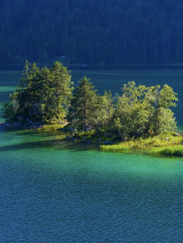 Lake Eibsee, beneath Germany's highest peak, boasts stunning scenery like a fairyland.