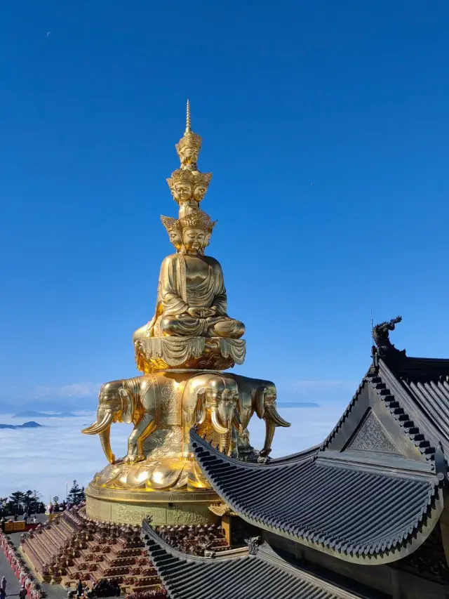The spectacular view above the clouds on Mount Emei