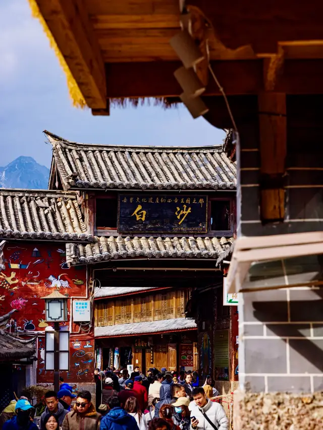 How beautiful is the small town under this snow mountain, Baisha Ancient Town