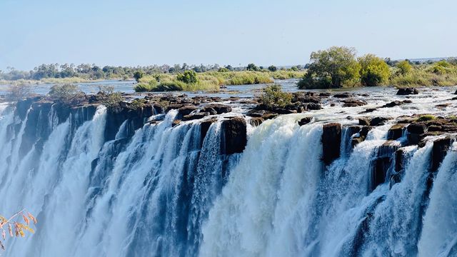 非洲贊比亞半日遊，遊覽維多利亞瀑布，小販沿街售賣金疙瘩