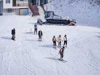 在水城玉舍雪山，體驗冬日暖陽下的滑雪激情