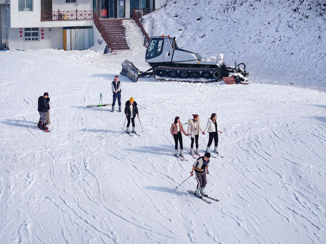 在水城玉舍雪山，體驗冬日暖陽下的滑雪激情