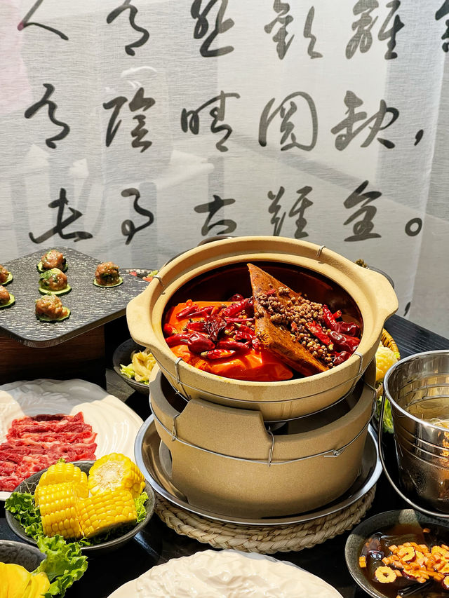 Introducing Ink Wash Painting into the Dining Environment | Xi'an's First Ceramic Hot Pot Restaurant