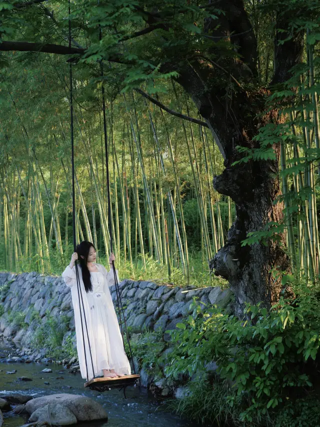 You don't have to go to Shaoxing or Anji to find the same autumn swing bamboo rafts by the creek