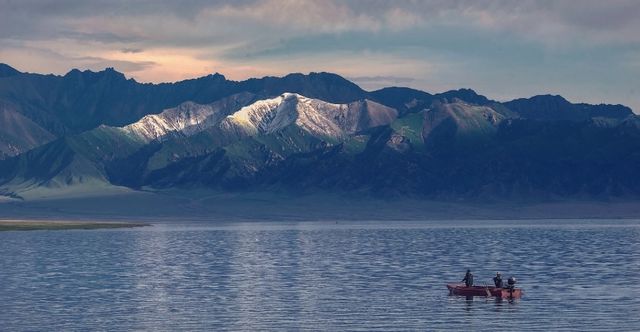 賽里木湖：遺世獨立的藍色夢幻，心靈的放逐之旅