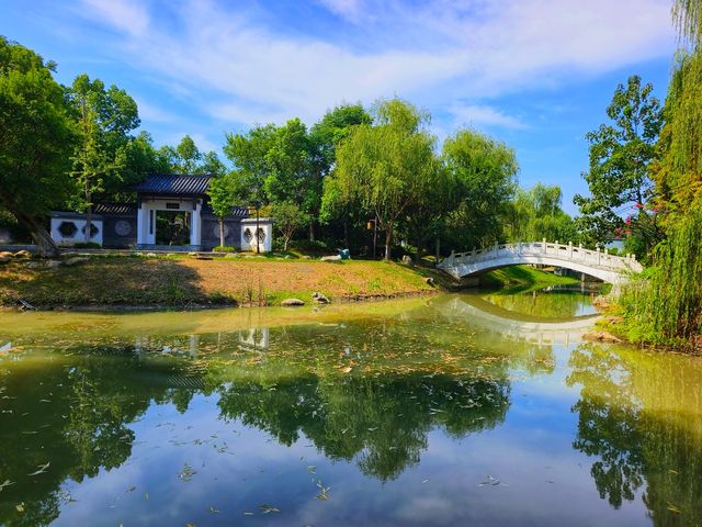 武漢園博園離漢口站頗近，有地鐵，但下車後要走一段路程。園博園頗大，需要收門票。如果純步行遊玩會略為耗費體力。