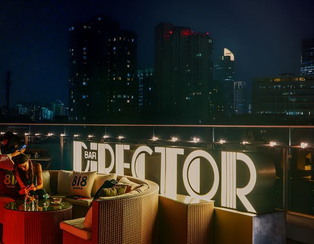 Director Bar by KW。