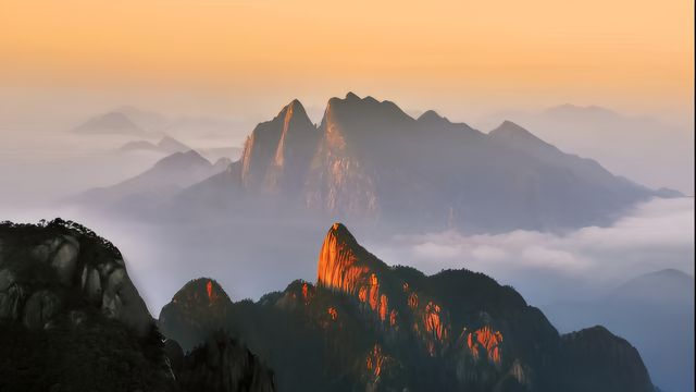 上饶懷玉山，雲海之巔上的豐碑。