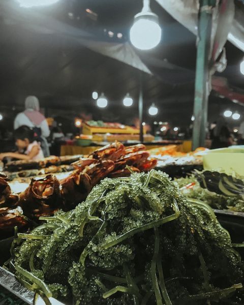 亞蘭夜市：穿越邊境的奇妙夜晚 。