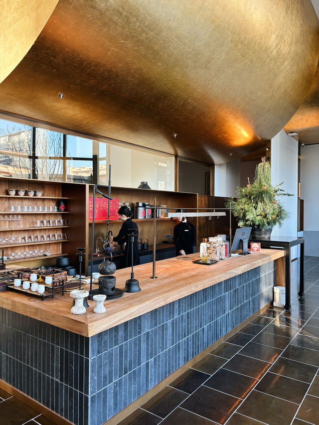 西安首店！60,000片金箔打造的空中茶館