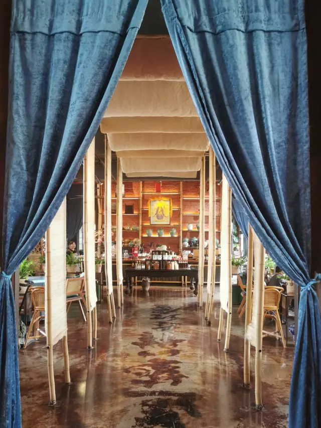 Colorful Yunnan | Take a ride on China's first meter-gauge train