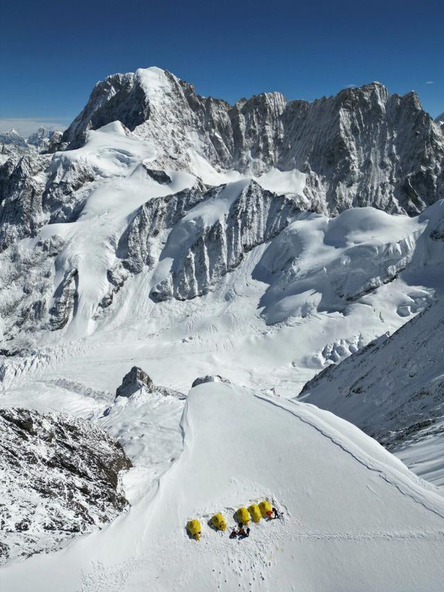 那抹勒多曼因藍！攀登6112米技術雪山！