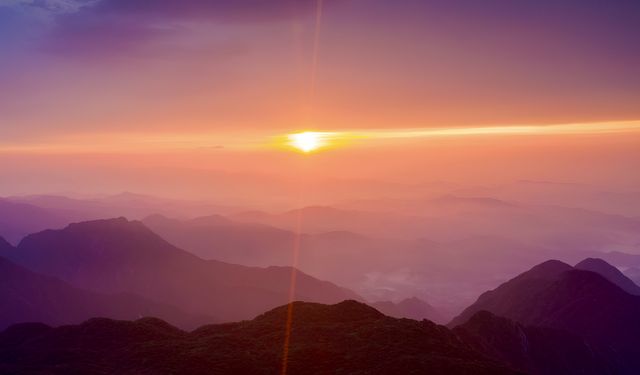 橘色落日，為桂林貓兒山披上浪漫金紗