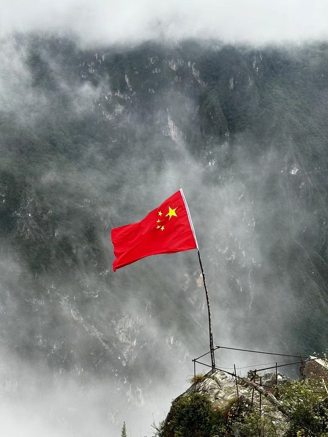 虎跳峽徒步精華攻略｜在懸崖邊拍人生照片