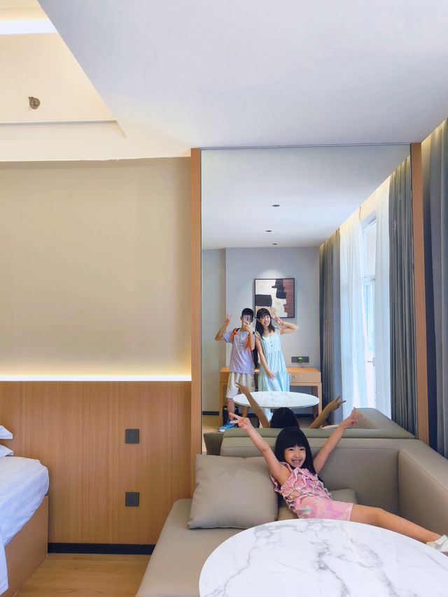 終於住到喇！一出門就係泳池