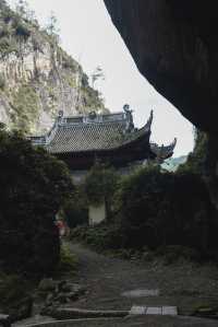 詩僧寒山隱居處:深藏在山岩中的古剎