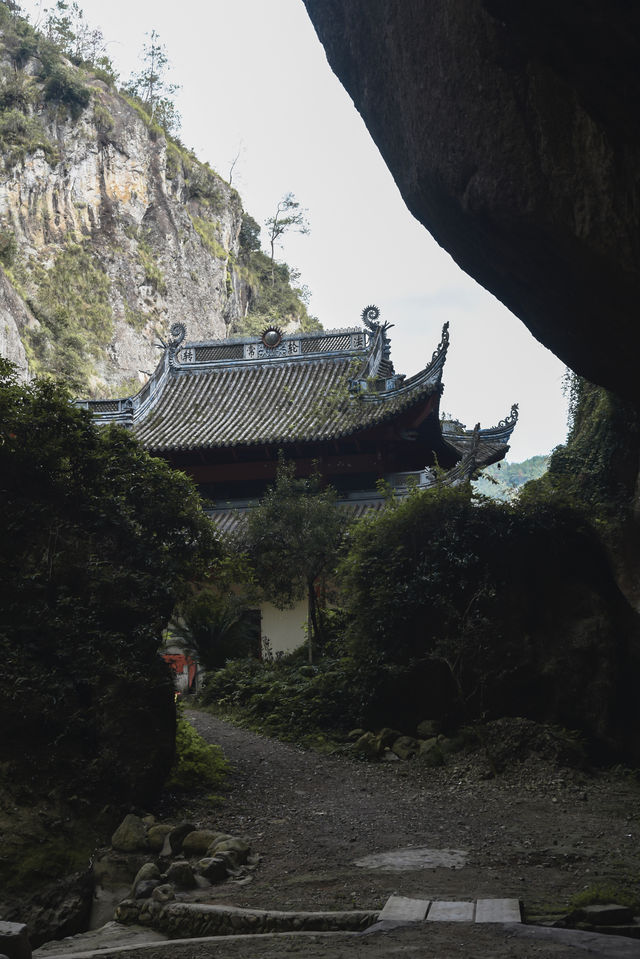 詩僧寒山隱居處:深藏在山岩中的古剎 詩僧寒山隱居處:深藏在山岩中的古剎