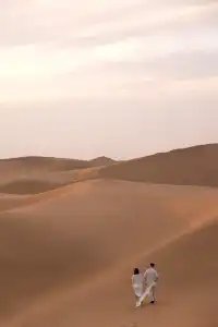 在沙漠夕陽裡我拍到了愛情最浪漫的模樣
