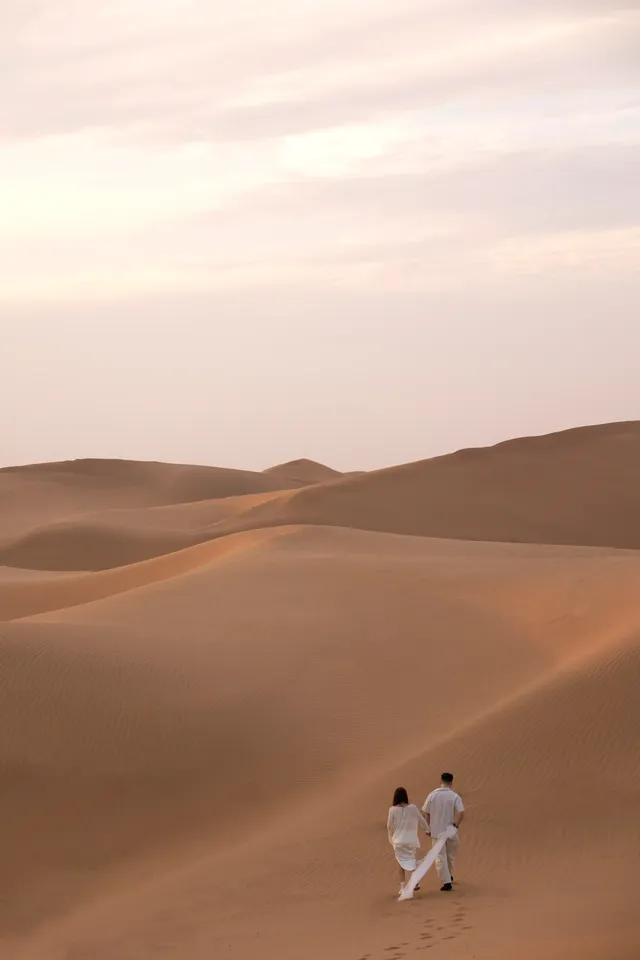 在沙漠夕陽裡我拍到了愛情最浪漫的模樣