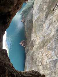 1 在這片被時光輕撫的土地上 每一塊石板路都鐫刻著故事 每一縷炊煙都纏繞著鄉愁 漫步於古城的晨曦 讓