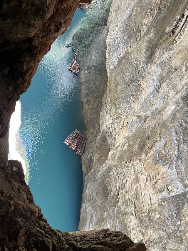 1 在這片被時光輕撫的土地上 每一塊石板路都鐫刻著故事 每一縷炊煙都纏繞著鄉愁 漫步於古城的晨曦 讓