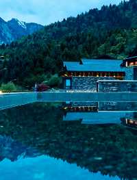 九寨溝住對了！雲裳民宿，推窗就是雪山海子