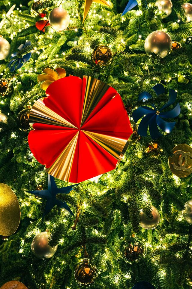 魔都外灘半島酒店超大聖誕樹已就位 魔都外灘半島酒店超大聖誕樹已就位