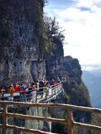 雲霧繚繞龍頭山