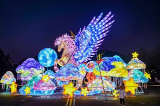 В честь китайского Нового года открывается птичий парк Шэньчжоу, где сотни персонажей NPC дают более тысячи представлений, посвященных празднованию Весеннего фестиваля.