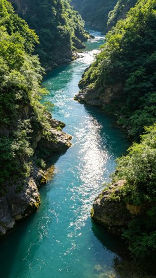 มณฑลฉานซี ซึ่งได้รับการขนานนามว่าเป็น "สวิตเซอร์แลนด์น้อย" มีพื้นที่ทุ่งหญ้าอัลไพน์กว่า 350,000 เอเคอร์ และอุณหภูมิในฤดูร้อนที่ 20 องศาเซลเซียสนั้นให้ความรู้สึกผ่อนคลายอย่างเหลือเชื่อ