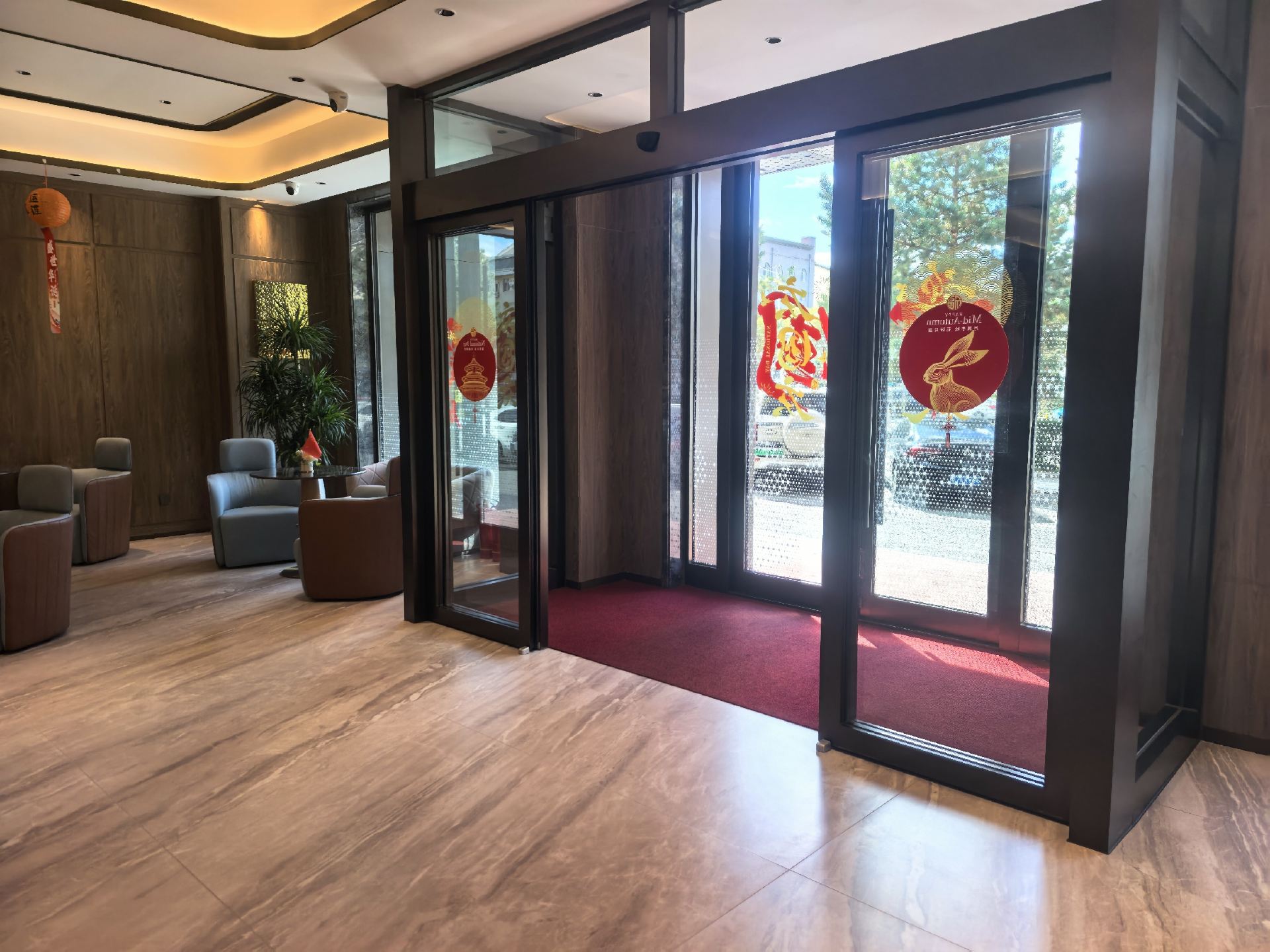 Arrive in Suihua! A one-stop solution for food, accommodation, and entertainment – ​​so convenient! For a short trip to Suihua, the Jinhao Hotel offers a fantastic experience, combining accommodation, park visits, and delicious food in one trip.
