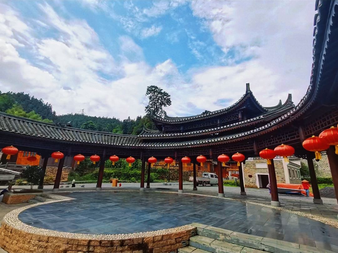 Tianzhu Sanmentang: We visited the ancestral halls along the Qingshui River, one by one, and a child sat on the threshold counting the stone steps.