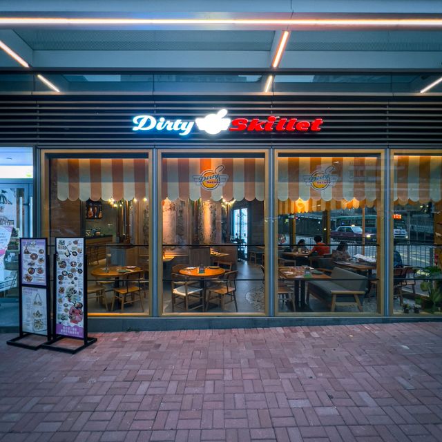 📍香港筲箕灣｜Dirty Skillet · 香港唯一超夢幻旋轉木馬主題餐廳🎠  超惹火芝士海鮮袋意粉🔥