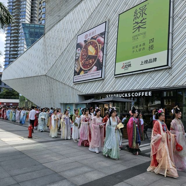 商場四處都是古代美人