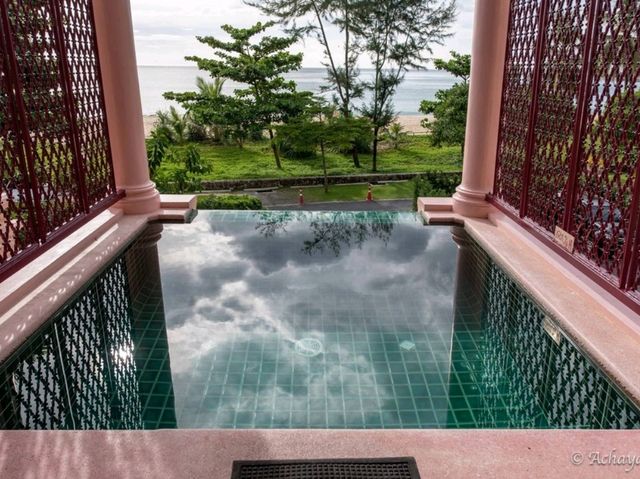 โรงแรมสวยสไตล์ชิโนโปรตุกีส ทำเลติดหาดกะรน 