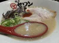 福岡・天神。『豚骨セワン』の博多豚骨ラーメンは『赤・白・黒』の3種類